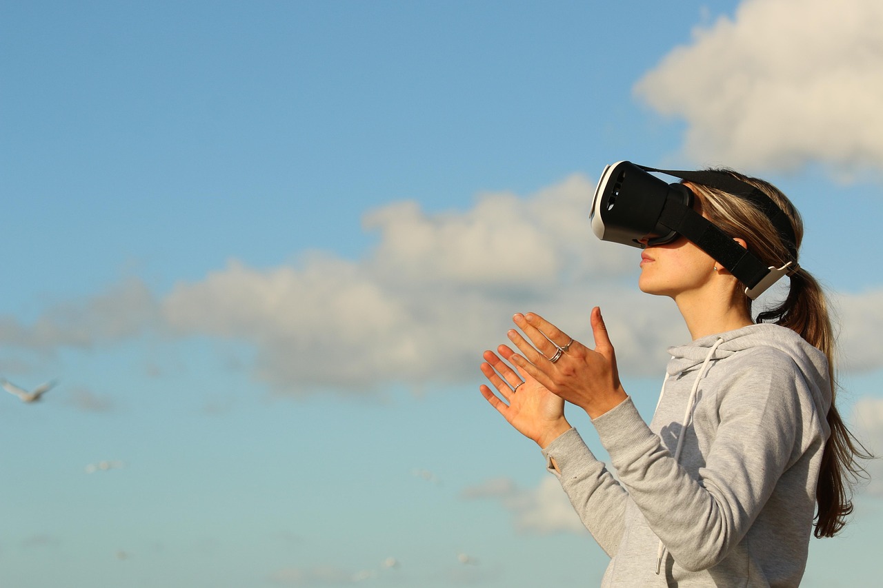 Irodai szakemberek virtuális valóság headsetekkel, adatalapú üzleti feladatokhoz