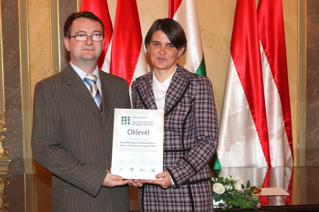 Kisvállalati csapat műhelymunkán ötletel egy asztal körül