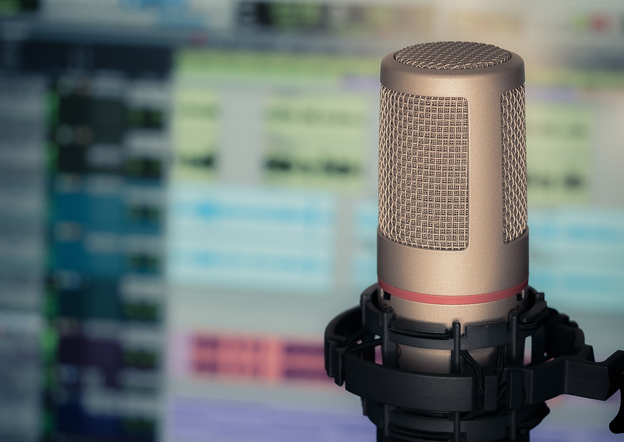 Vezető beszélget egy podcast stúdióban a podcast stratégiáról