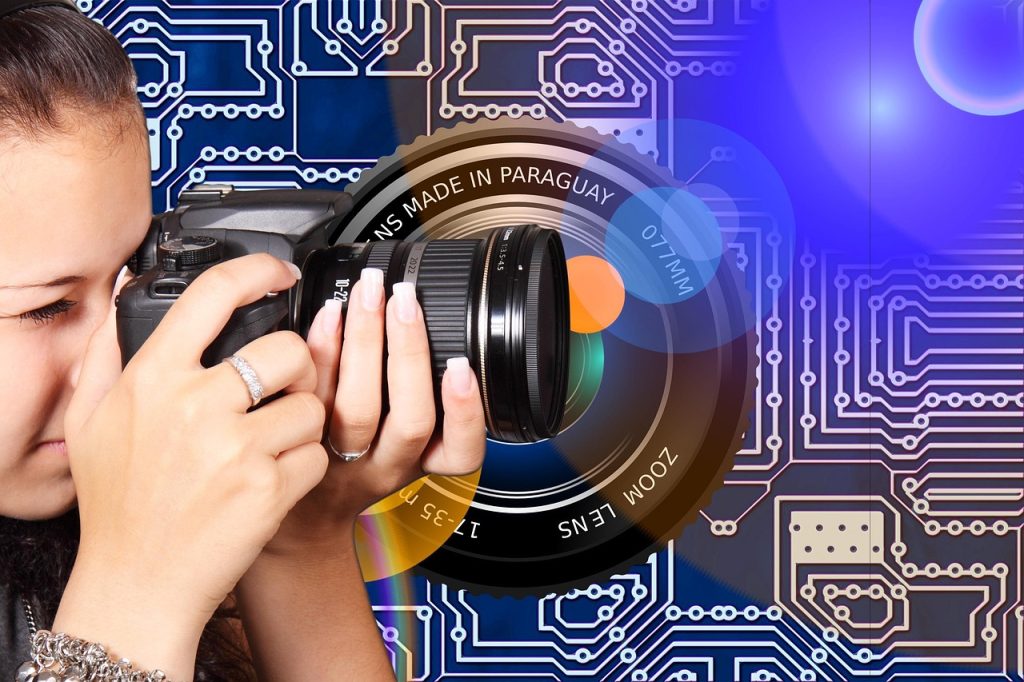 Gyártósori technikusok áramköröket tesztelnek; Foxconn tesztelési idő 2–3 nap az elektronikai gyártásban.