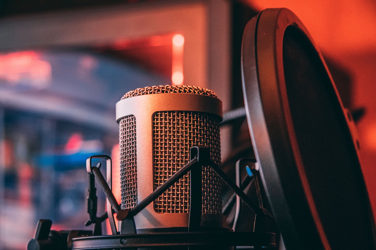 Vezetők beszélgetnek egy podcast stúdióban, a DIG-IT Podcast hangulatát idézve.